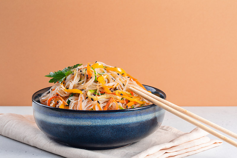 Glasnudel-Gemüse-Salat mit Zedernnüssen und Zitronen