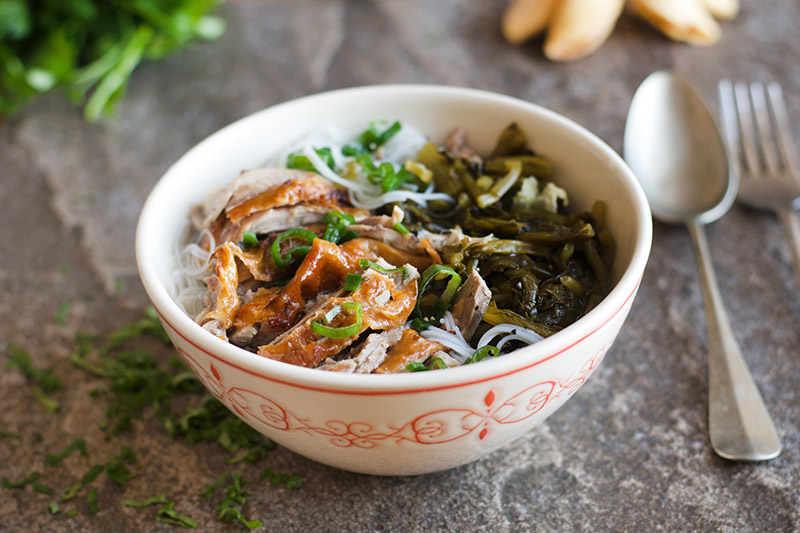 Gebratene Asianudeln mit Grünkohl und Tofu